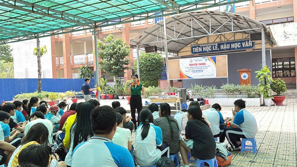 Học sinh tập huấn kỹ năng tự nổi